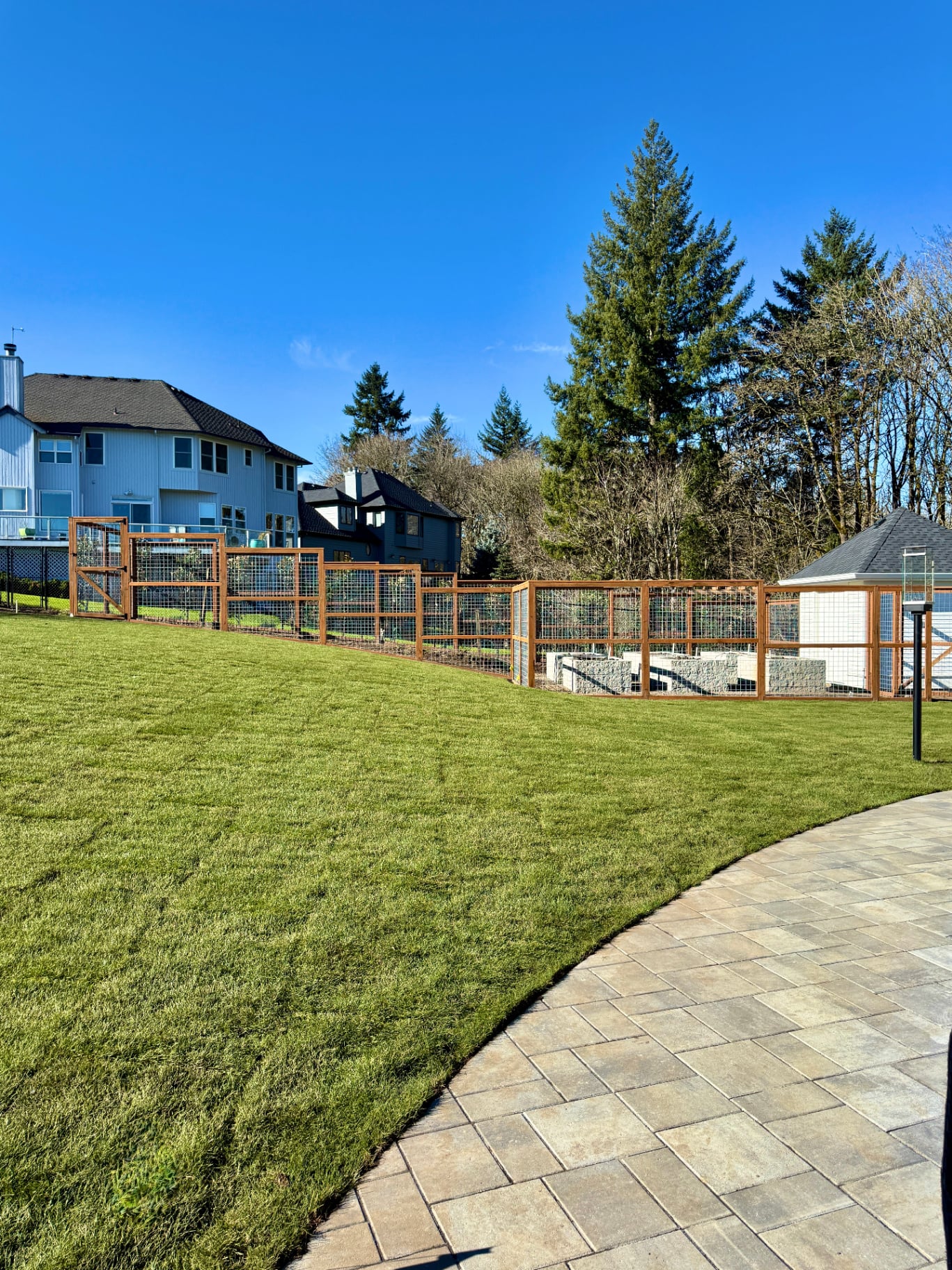 Camas · Hog Wire Perimeter Fence